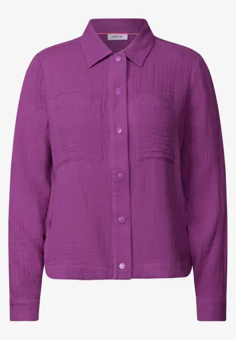 Lila Bluse mit Knöpfen und Brusttaschen, gerader Schnitt.