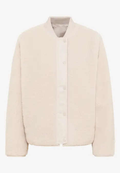 Beige, flauschige Jacke mit Knöpfen vorne.