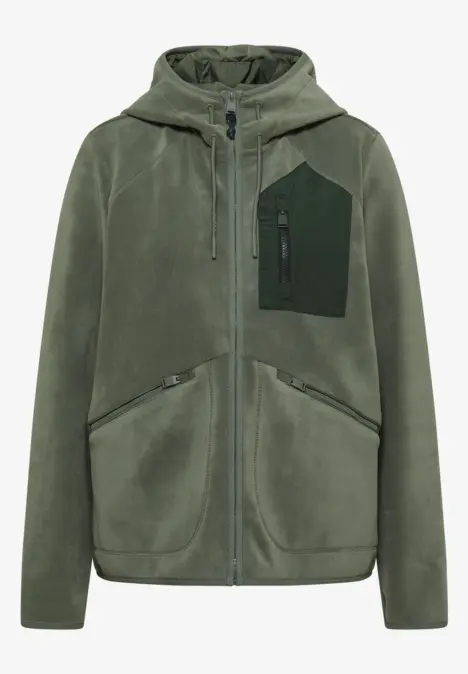 Olivgrüne Fleecejacke mit Kapuze, durchgehendem Reißverschluss, dunkler Brusttasche und seitlichen Eingrifftaschen.