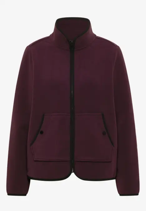 Bordeauxrote Fleecejacke mit Stehkragen, Reißverschluss, zwei Fronttaschen und schwarzem Besatz.