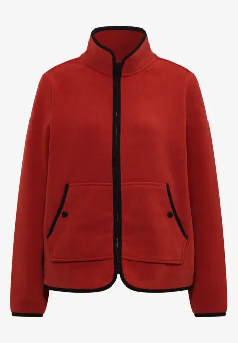 Rote Fleece-Jacke mit Stehkragen, Reißverschluss vorne und schwarzen Paspeldetails an Ärmeln und Taschen.