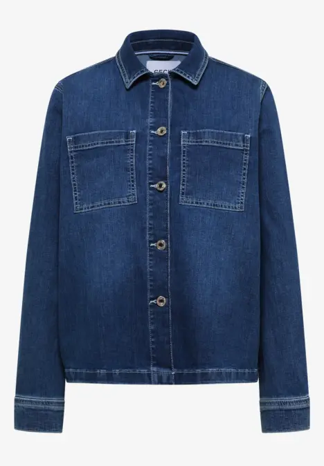 Blaue Jeansjacke mit Kragen, Knopfleiste und zwei aufgesetzten Brusttaschen.