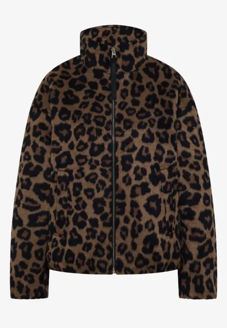 Braune Daunenjacke mit Leopardenmuster und hohem Kragen.