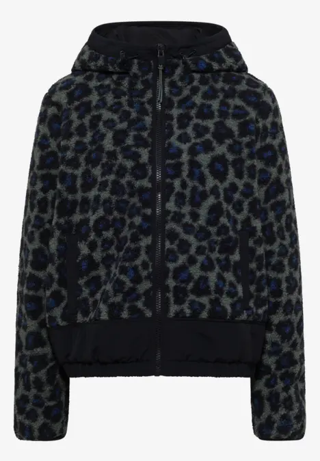 Dunkle Kapuzenjacke mit blaugrauem Leopardenmuster, Reißverschluss, Taschen und Rippbündchen an Ärmeln und Saum.