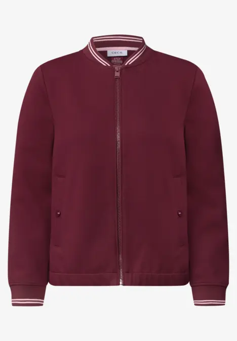 Bordeauxrote Bomberjacke mit Reißverschluss, seitlichen Taschen und gestreiften Bündchen an Ärmeln, Kragen und Saum.