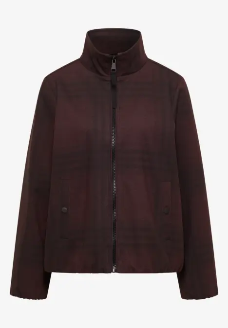 Veste bordeaux à col montant, fermeture éclair centrale et poches latérales.