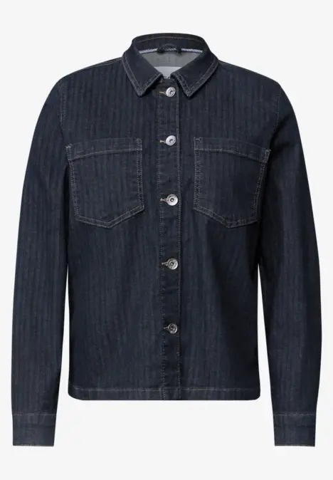 Dunkelblaue Jeansjacke mit Knopfleiste, Kragen und zwei Brusttaschen.