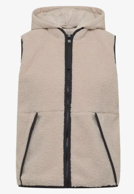 Mouwloos crèmekleurig fleece gilet met capuchon, zwarte ritssluiting en zijzakken.