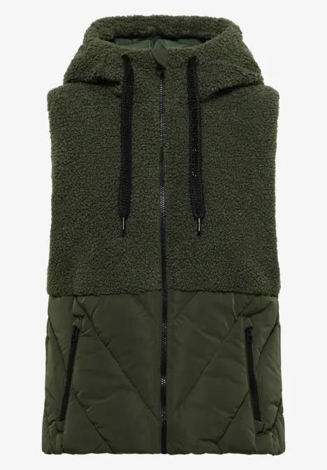 Ärmellose, olivgrüne Steppweste mit Sherpa-Fleece am Oberteil, Kapuze und Reißverschluss.