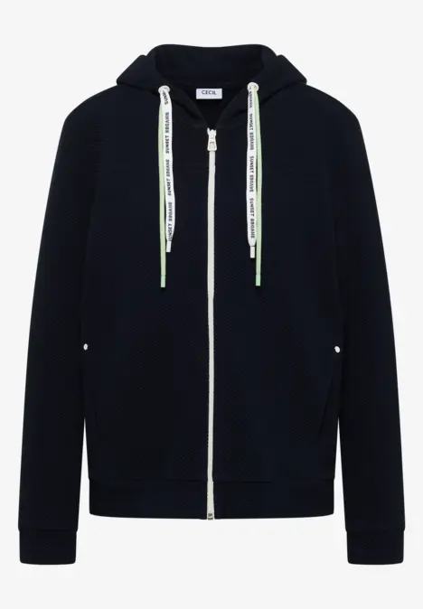 Dunkelblauer Kapuzen-Sweater mit Reißverschluss und weiß bedruckten Kordeln.