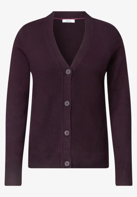 Ein schlichtes, auberginefarbenes Strickjacke mit V-Ausschnitt und durchgehender Knopfleiste.