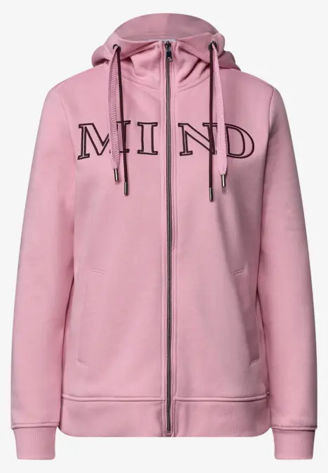 Rosa Kapuzenjacke mit Reißverschluss und Schriftzug 'MIND' vorne.