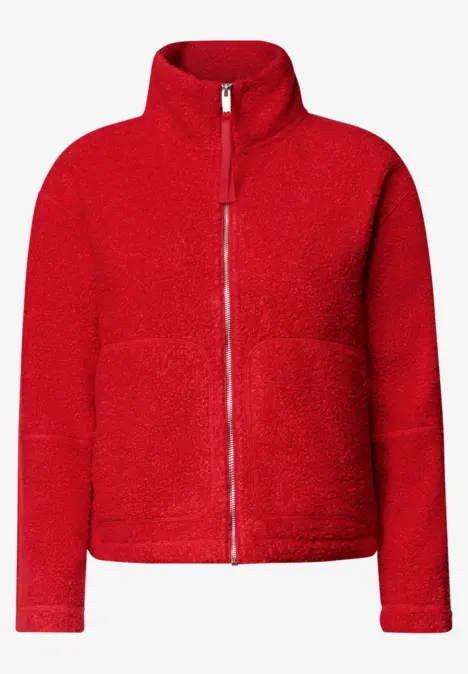 Rote Fleecejacke mit Stehkragen, Reißverschluss und aufgesetzten Taschen.