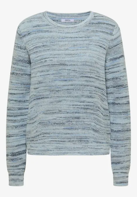 Ein leichter, melierter Strickpullover in Hellblau mit Rundhalsausschnitt und langen Ärmeln.
