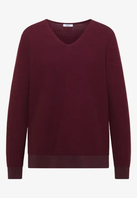 Ein schlichtes V-Ausschnitt-Pullover in tiefem Burgundrot mit langen Ärmeln und schmalem Saum.