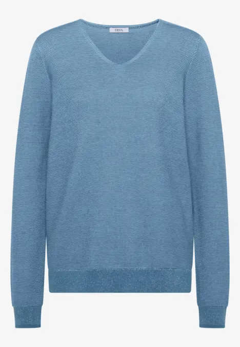 Hellblauer Pullover mit langen Ärmeln und Rundhalsausschnitt aus weichem Material.