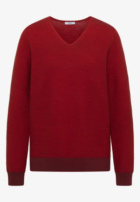 Roter V-Ausschnitt-Pullover aus weichem Stoff.