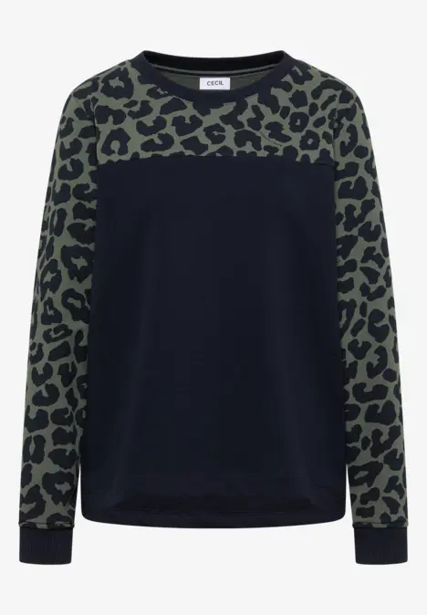 Dunkelblauer Pullover mit olivgrünen Ärmeln und Leo-Print an Ärmeln und Brustbereich.