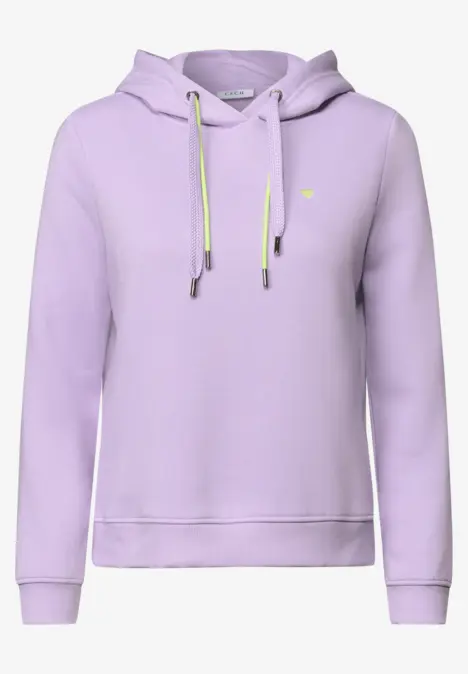 Sweat à capuche couleur lavande clair, poche kangourou et cordons jaunes et blancs, sobre et confortable.