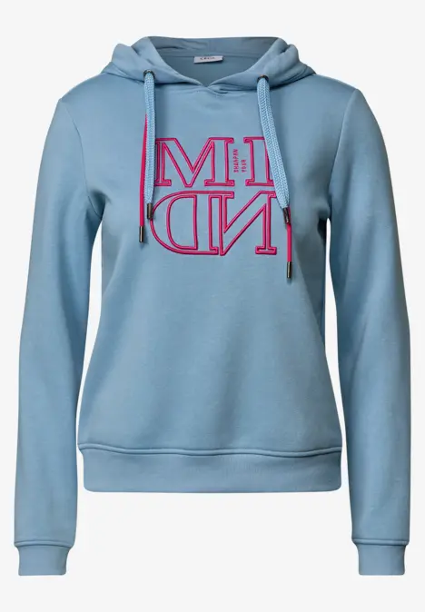 Hellblauer Kapuzenpullover mit pinkem MIND-Print.