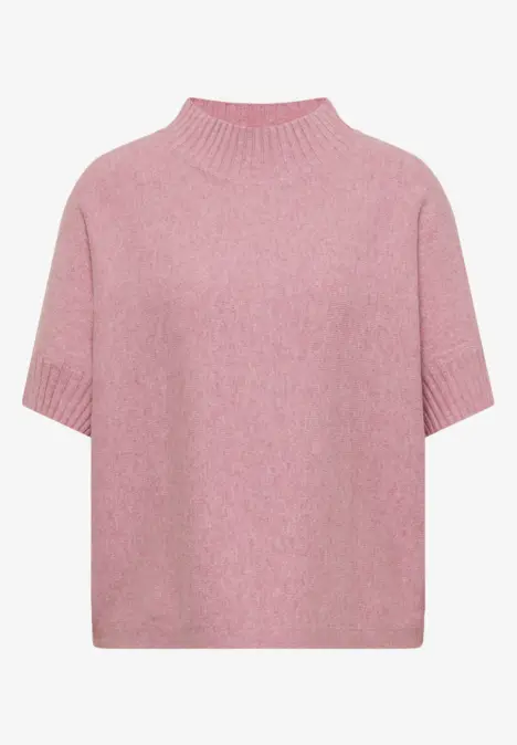 Rosa Pullover mit kurzem Ärmel und hohem Kragen, locker geschnitten.