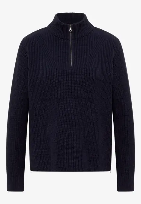 Dunkelblauer Strickpullover mit halbem Reißverschluss und Rippstruktur.