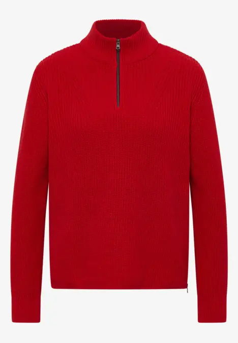 Ein roter Pullover mit Stehkragen, langen Ärmeln und halbem Reißverschluss.