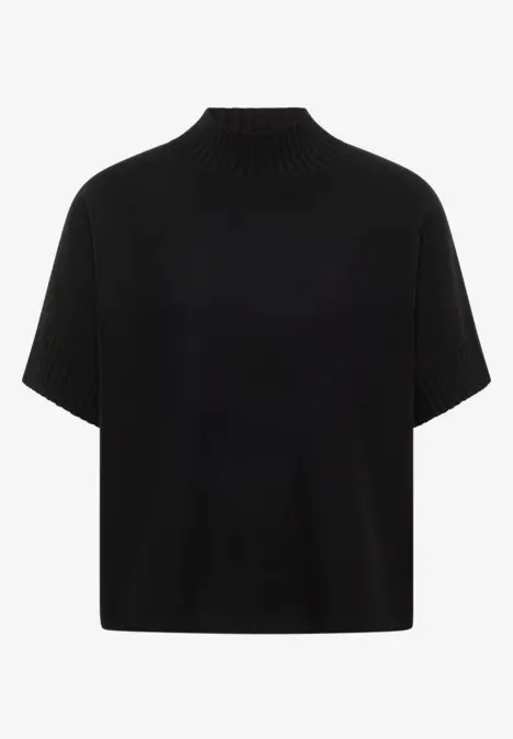 Schwarzer, kurzärmeliger Strickpullover mit hohem Kragen, locker geschnittenes, minimalistisches Design.