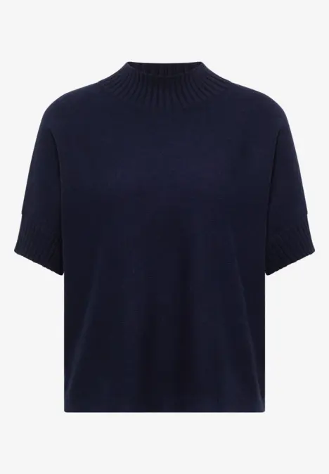 Navyblauer Strickpullover mit kurzem Ärmel und hohem Rollkragen.