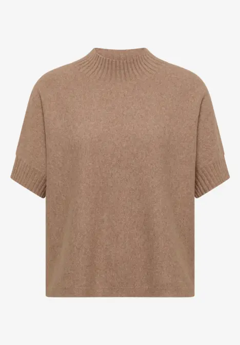 Beiger Kurzarm-Pullover mit Stehkragen aus feinem Strick.