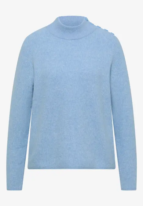 Pull bleu clair à col montant et manches longues, épuré et confortable.
