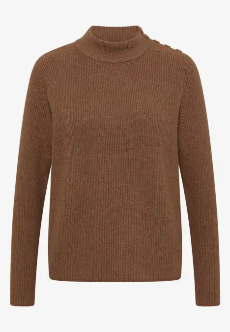 Pull marron à col montant, manches longues et détail de boutons sur l’épaule.