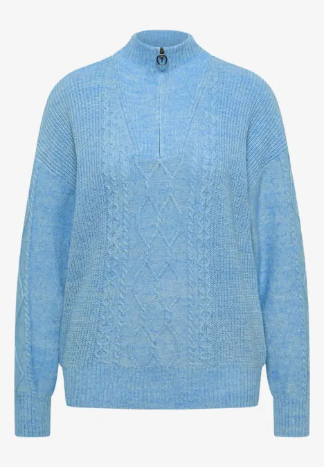 Hellblauer, grob gestrickter Pullover mit Zopfmuster und halbem Reißverschluss.