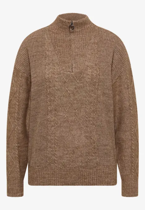 Brauner, grobgestrickter Pullover mit hohem Kragen und halbem Reißverschluss.