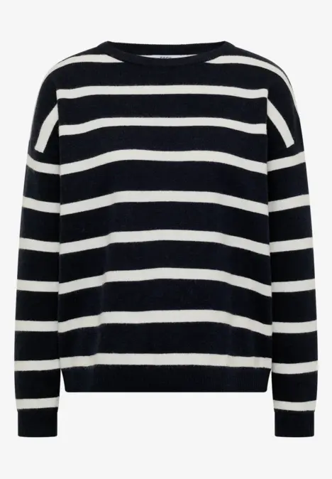 Pull rayé bleu marine et blanc à manches longues.