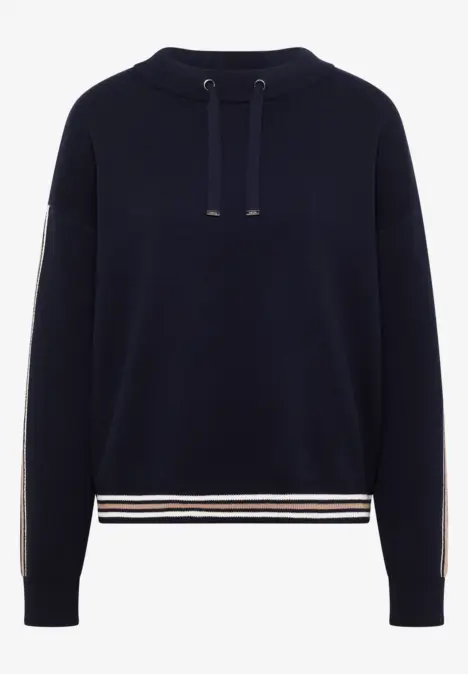 Dunkelblauer Pullover mit Kapuzenkordeln und weißen sowie beigen Streifen am Saum und an den Ärmeln.