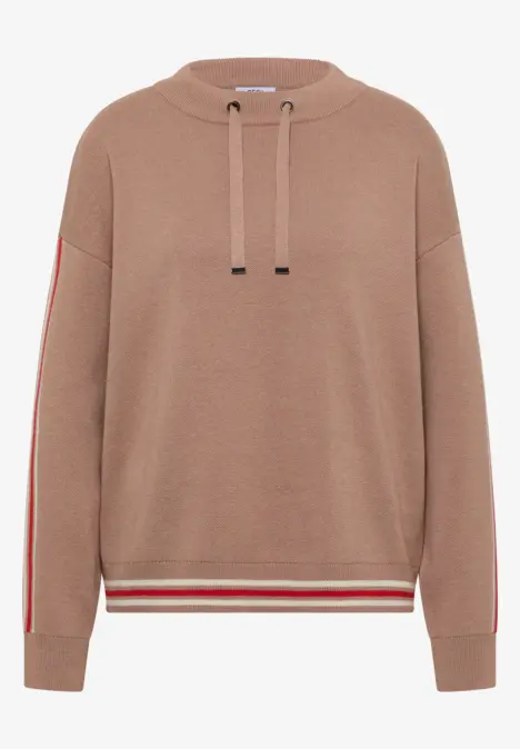 Beiger Hoodie mit Kapuze, roten Seitenstreifen an den Ärmeln und rot-weiß gestreiftem Saum.
