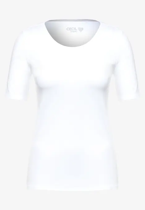 Weißes T-Shirt mit kurzen Ärmeln vor weißem Hintergrund.