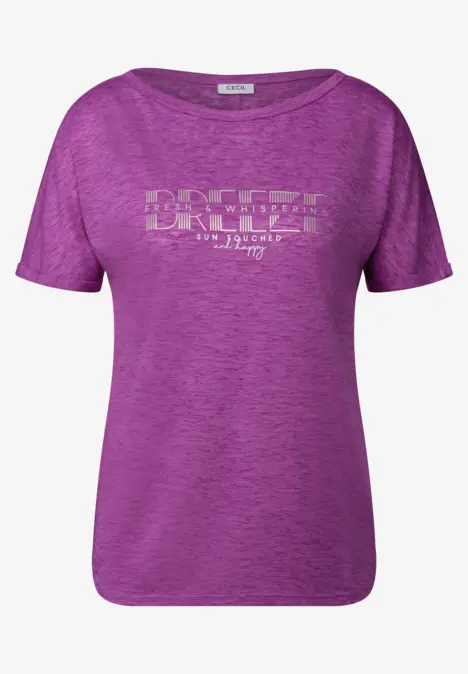 Lila T-Shirt mit Aufschrift 'BREEZE' und modernem Design.