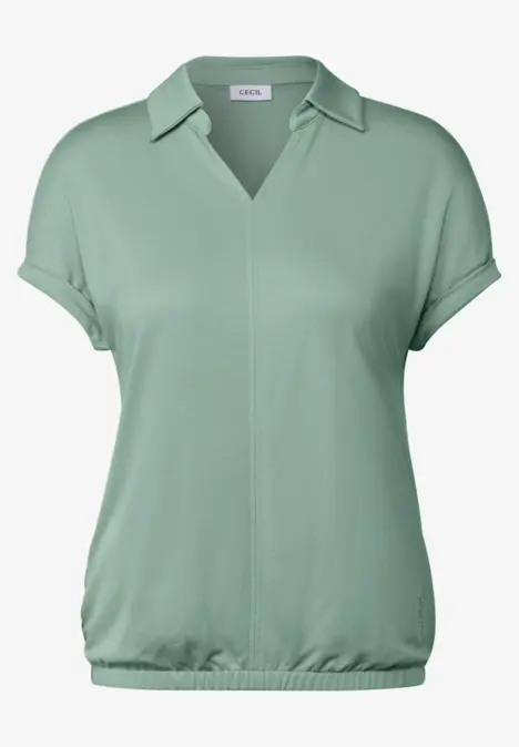 Grünes Damen-Poloshirt mit kurzen Ärmeln und Kragen.