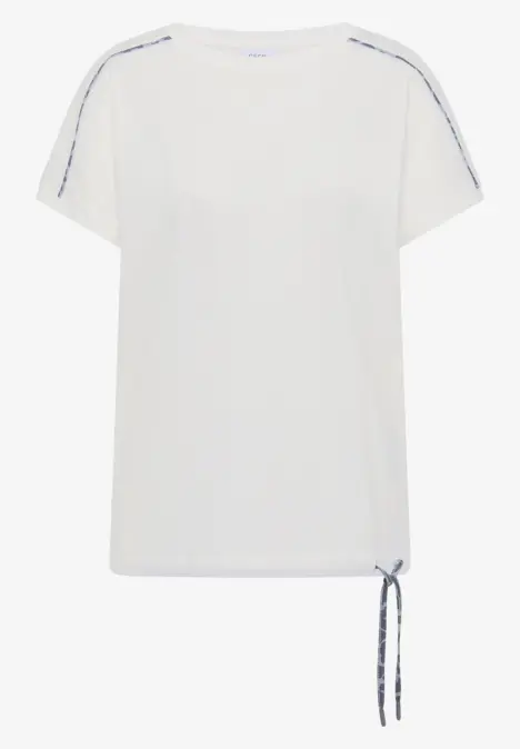 Schlichtes weißes T-Shirt mit überschnittener Schulter, dezenter Seitenkordel und gestreiftem Ärmeldetail.