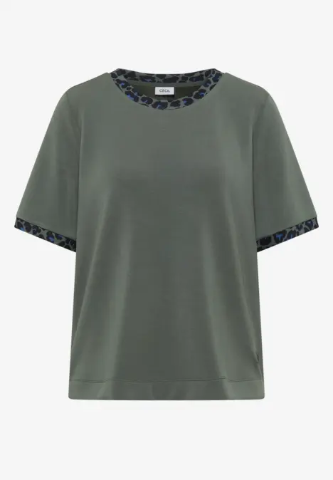Olivgrünes T-Shirt mit kurzem Schnitt und kontrastierendem Leopardenmuster an Kragen und Ärmelabschlüssen.