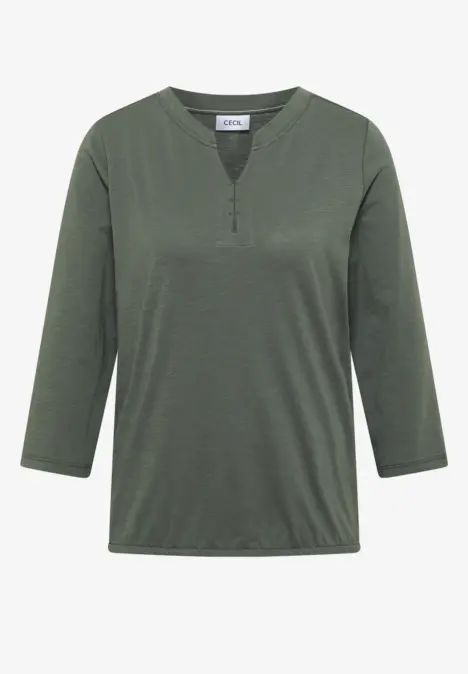 Olivegrünes Shirt mit 3/4-Ärmeln und kurzem Knopfverschluss am V-Ausschnitt.