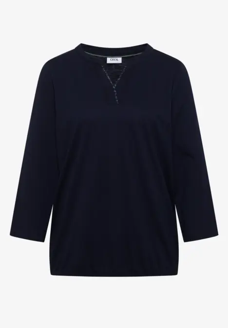 Dunkelblaues Shirt mit 3/4-Ärmeln und kleinem V-Ausschnitt.