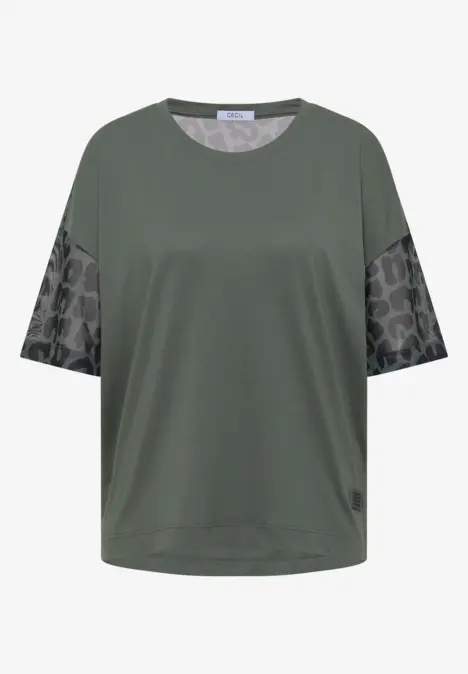 Olivgrünes, lockeres T-Shirt mit Rundhals und gemusterten Ärmeln.