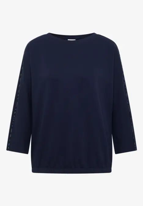 Schlichtes dunkelblaues Shirt mit 3/4-Ärmeln und Rundhalsausschnitt.