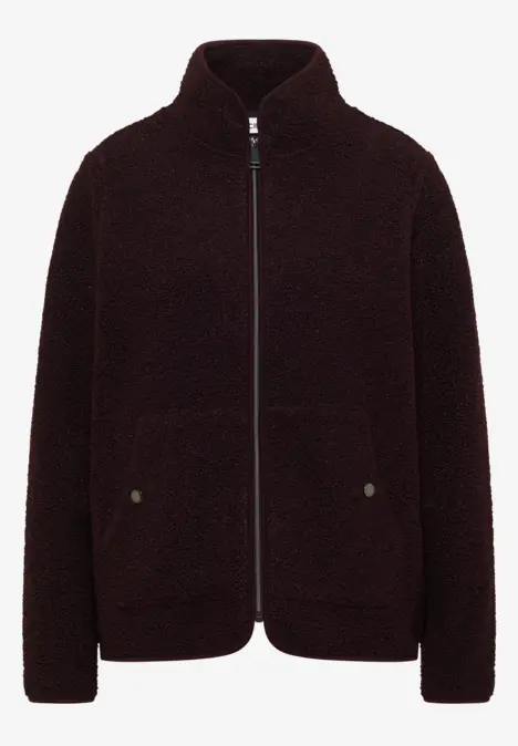 Weinrote Teddy-Fleecejacke mit Stehkragen, Reißverschluss und aufgesetzten Taschen.