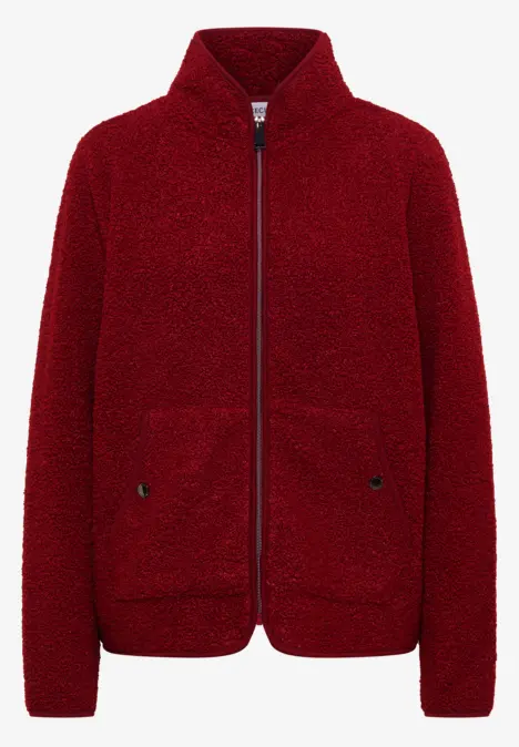 Rote Teddy-Fleecejacke mit Reißverschluss, hohem Kragen und zwei aufgesetzten Taschen.