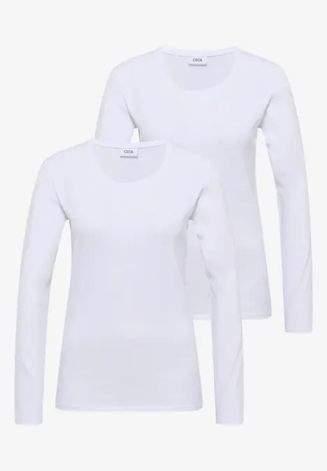 Twee eenvoudige witte shirts met lange mouwen op witte achtergrond