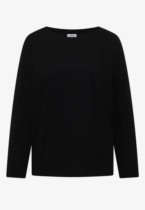 Schwarzes Langarmshirt aus weichem Material auf weißem Hintergrund.